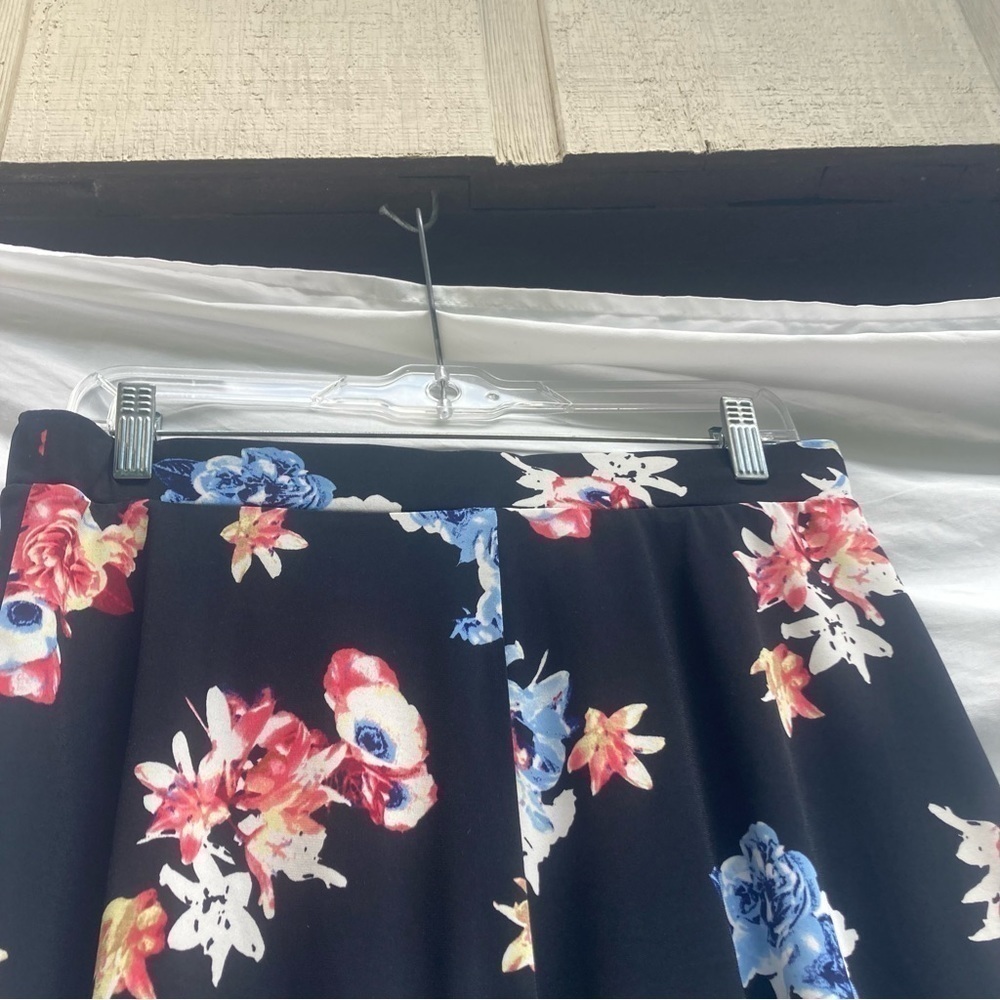 Express black floral lightweight shorts, size small petite - Picture 7 of 7